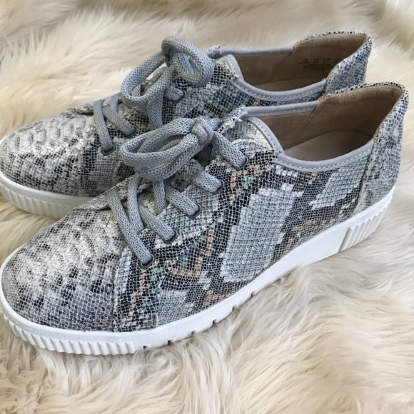 SOUL NATURALIZER  Women's Snake print fashion sneaker size 9.5 wide - Picture 1 of 7